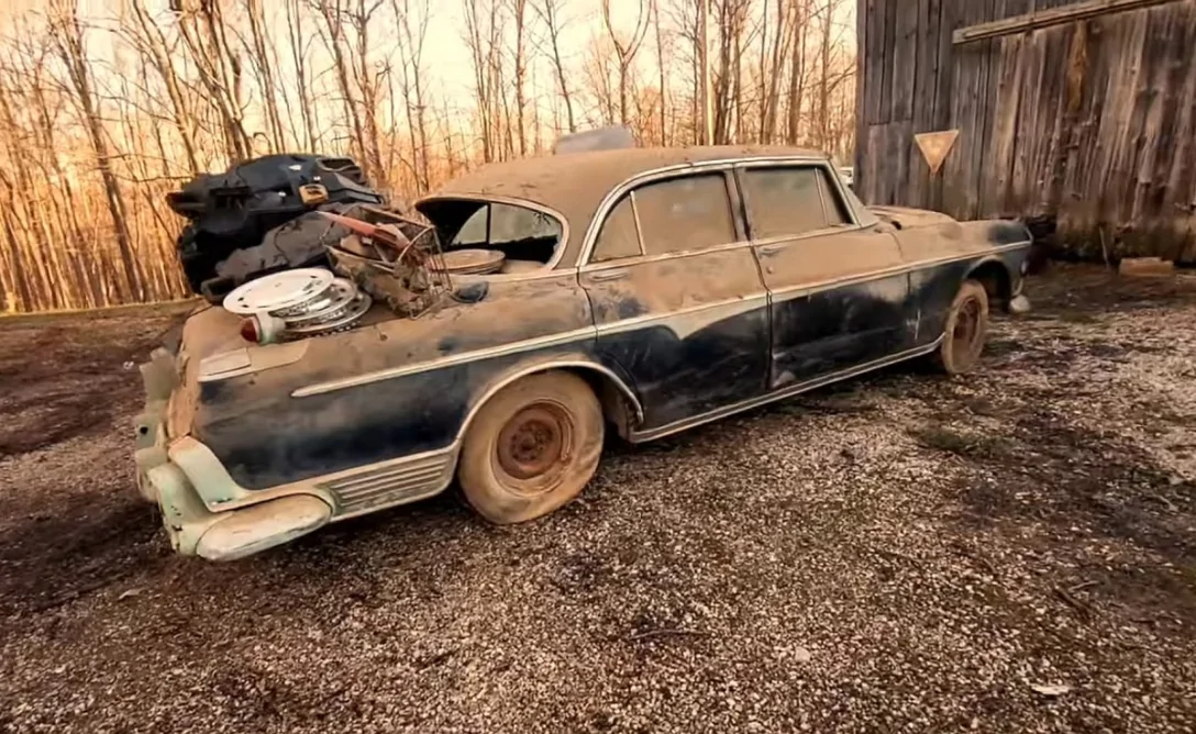 На такому їздив Елвіс Преслі: на звалищі знайдено рідкісний седан Chrysler 1955 року