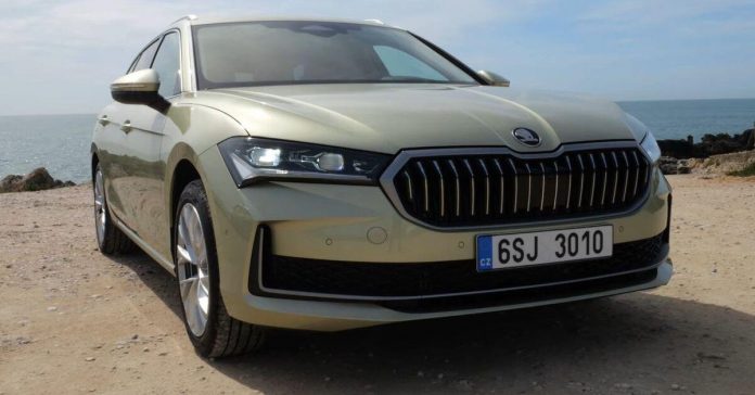 У Volkswagen Passat з'явився конкурент: Skoda презентувала бюджетний сімейний універсал Superb Combi