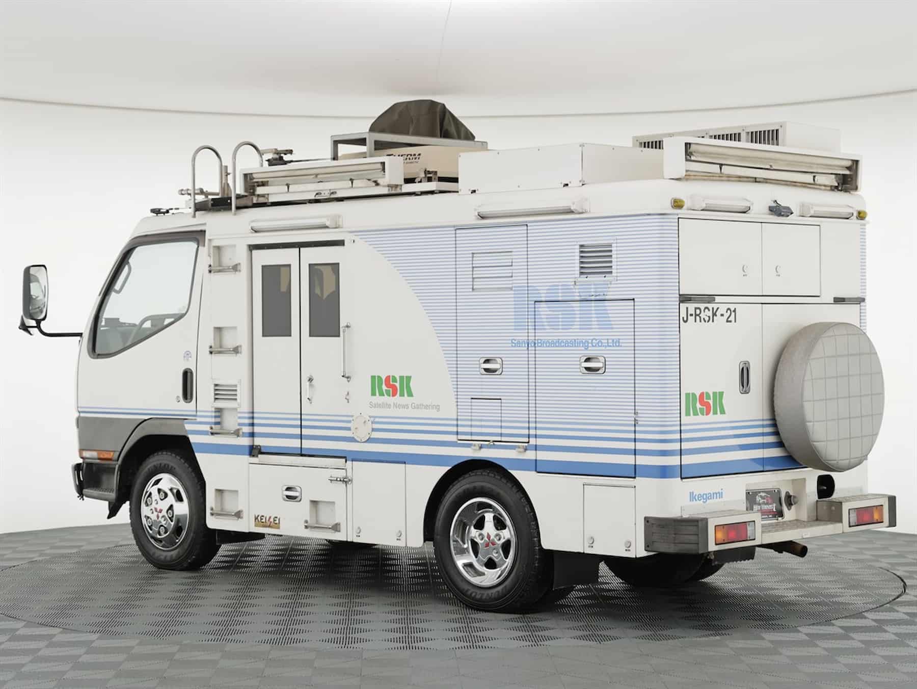 На продаж виставили повнопривідний телевізійний фургон Mitsubishi з 90-х