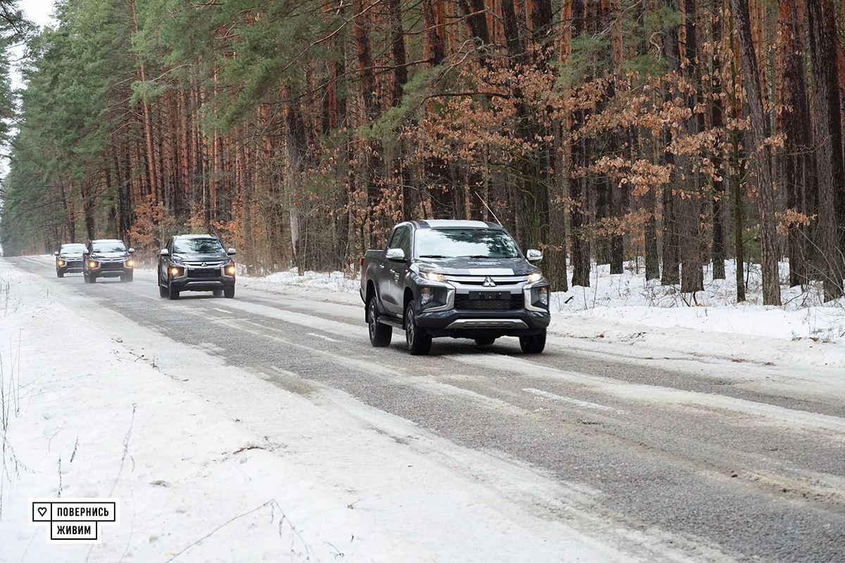 Новенькі пікапи Mitsubishi за 11 мільйонів для операторів БПЛА