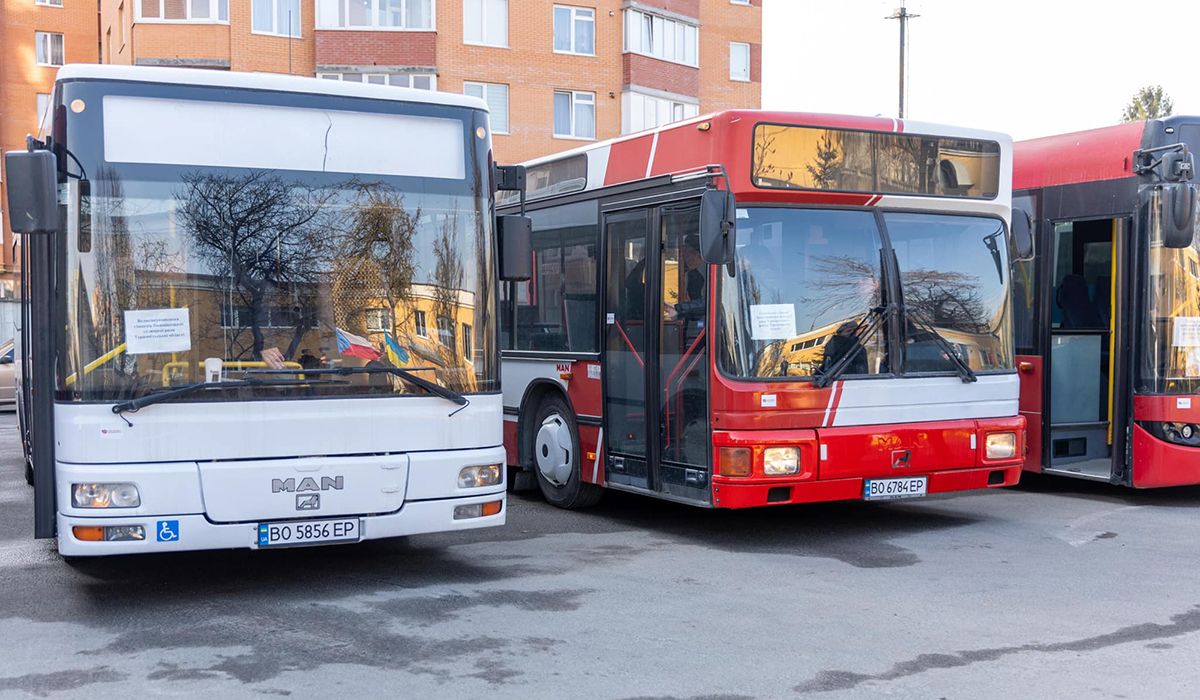 Автобуси MAN та Nissan на шкільних рейсах: волонтери придбали транспорт для школярів Тернопільщини 