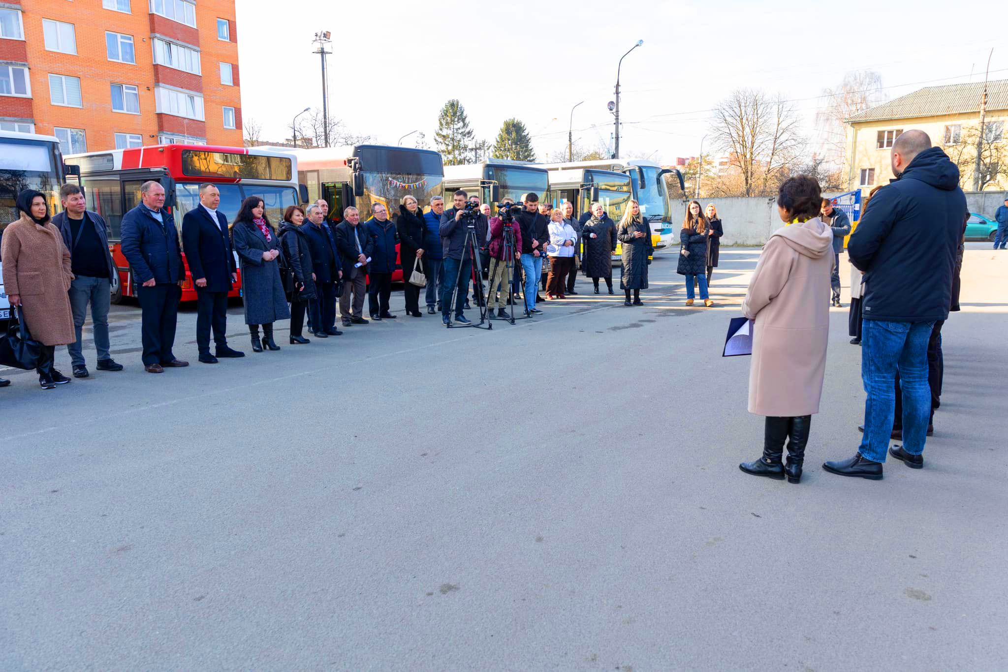 Автобуси MAN та Nissan на шкільних рейсах: волонтери придбали транспорт для школярів Тернопільщини 