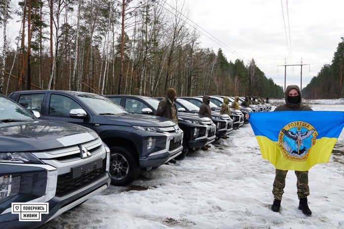 Новенькі пікапи Mitsubishi за 11 мільйонів для операторів БПЛА