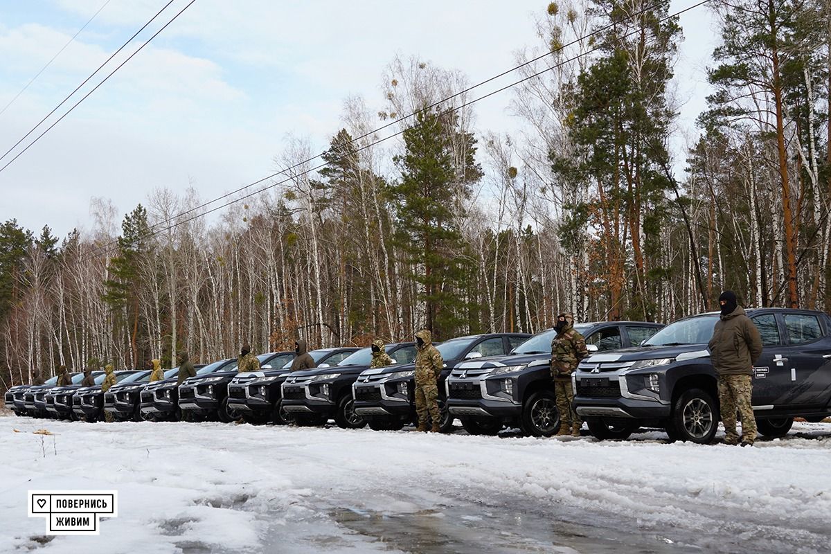 Новенькі пікапи Mitsubishi за 11 мільйонів для операторів БПЛА