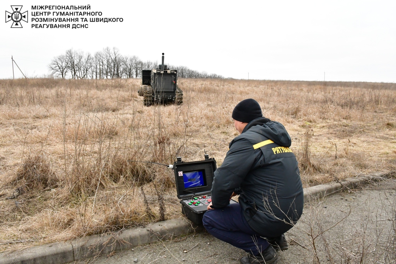 Сапери отримали саморобний трактор дистанційного управління