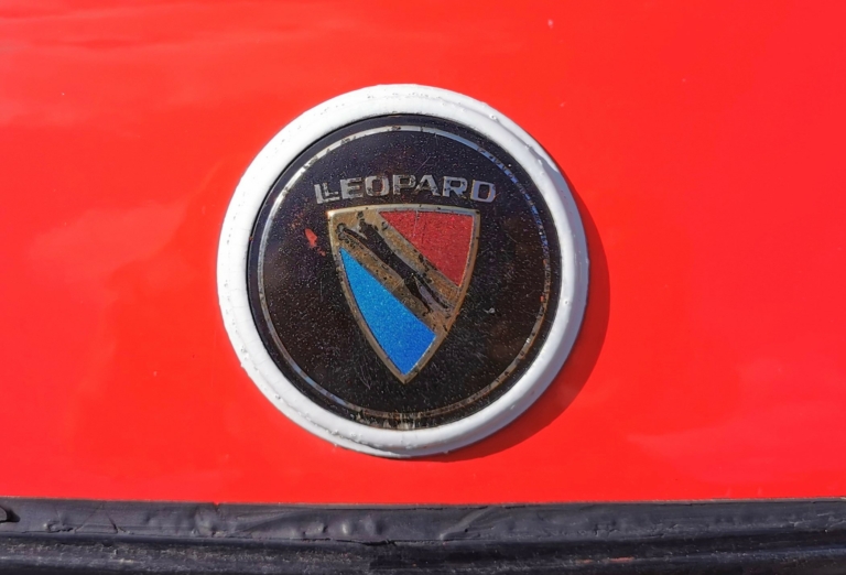 Білий Leopard роз'їжджає Києвом: в столиці помітили раритетний седан Nissan 