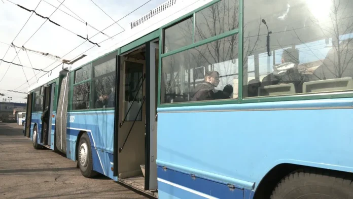 Єдиний алюмінієвий тролейбус в Україні: в Черкасах помітили рідкісний громадський транспорт