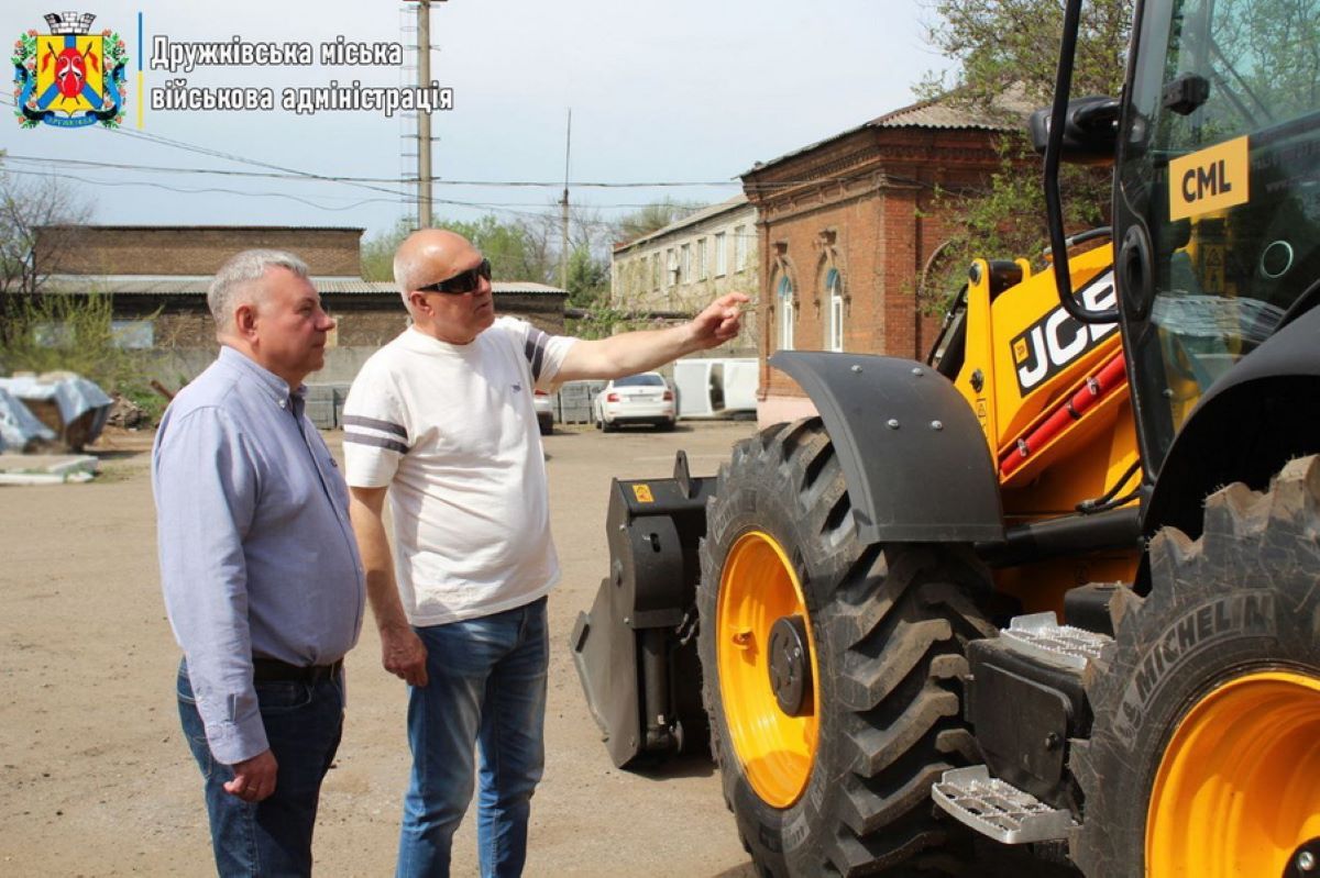 Якою технікою розбирають завали на Донеччині: регіон придбав особливі машини