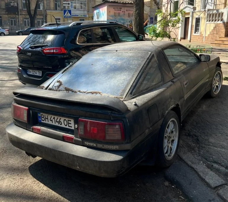 Покритий брудом та пилом раритет: в Одесі просто неба знайшли Toyota Supra 1986 року