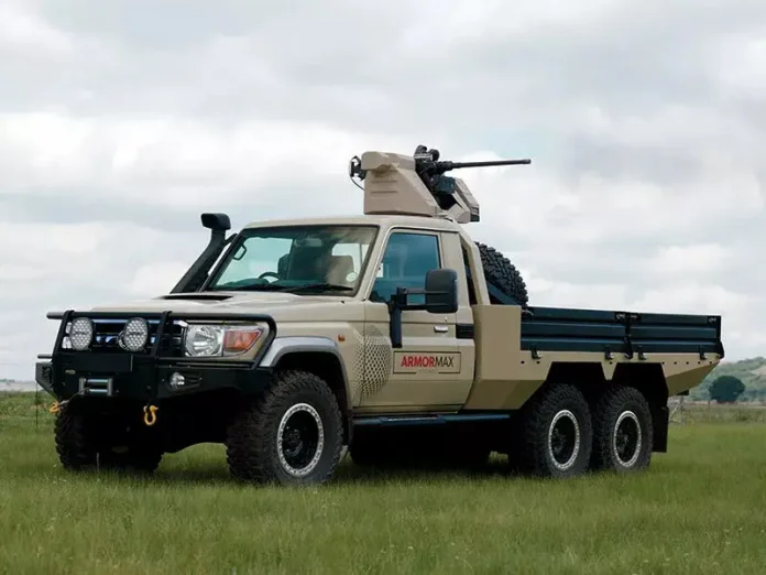 Такої Toyota Land Cruiser ще не було: позашляховик отримав «незламну» версію з 6х6 і бронею