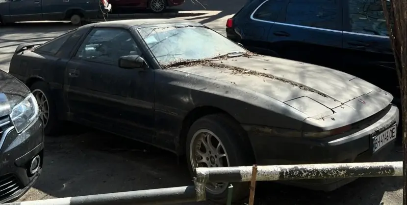 Покритий брудом та пилом раритет: в Одесі просто неба знайшли Toyota Supra 1986 року