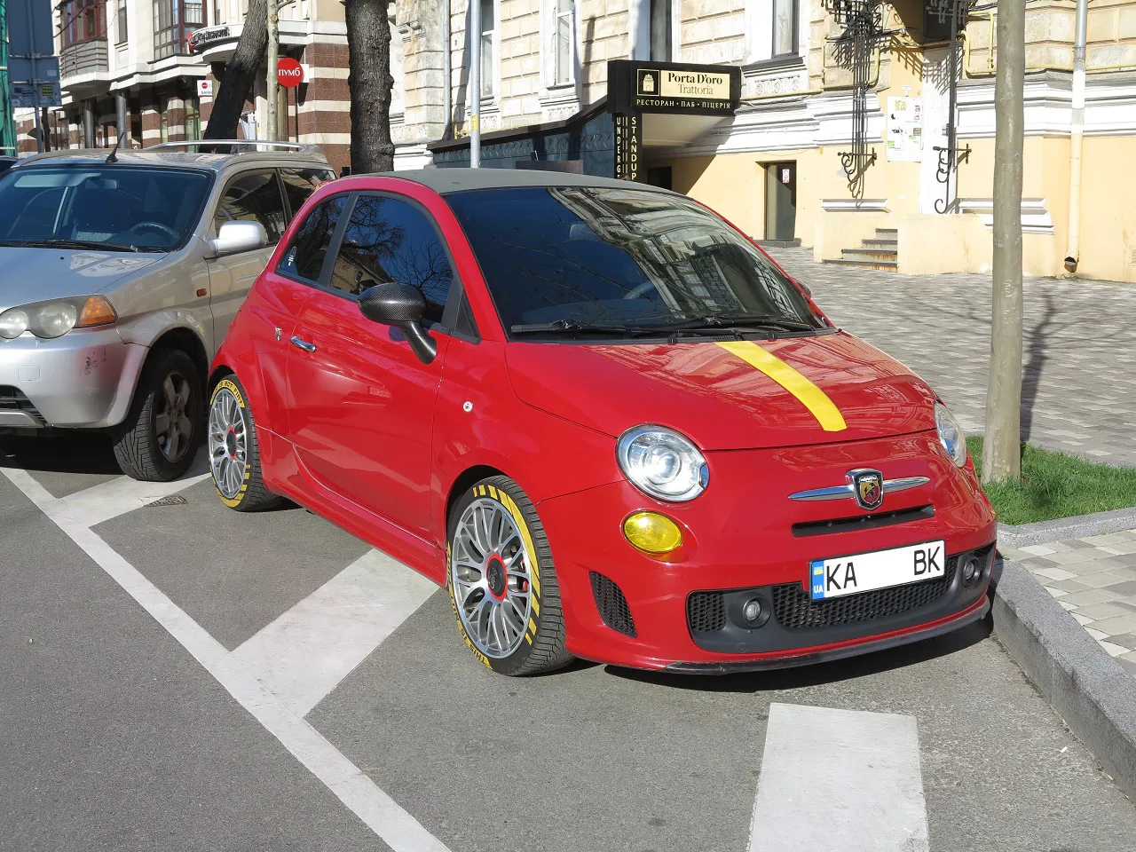 Мініатюрний, але потужний: цікавий автомобіль Fiat з витратою палива 6 л на 100 км помітили в Києві