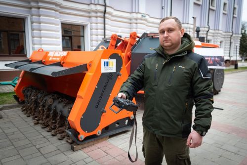 Така тільки в Україні: українські майстри створили унікальну машину для розміновування