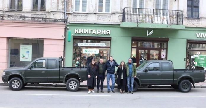 Обміняли книги на пікапи для зенітників: українці зібрали 460 000 грн на макулатурі
