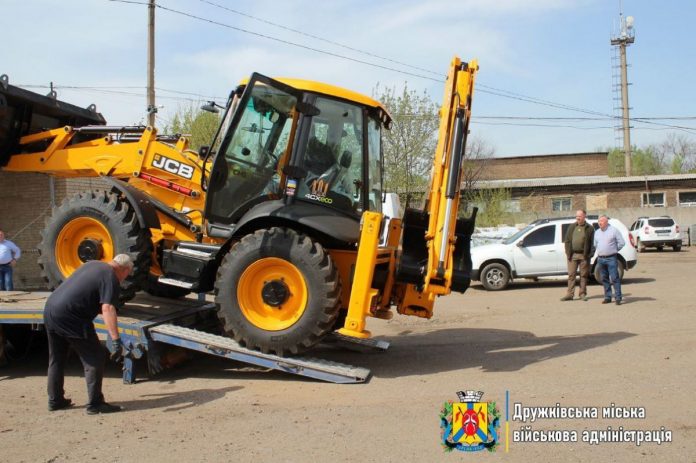 Якою технікою розбирають завали на Донеччині: регіон придбав особливі машини
