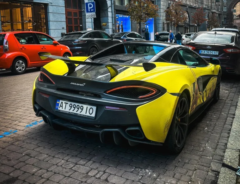 Розкішний британський спорткар McLaren 570S Spider потужністю 570 к.с. та унікальним тюнінгом помітили в Києві