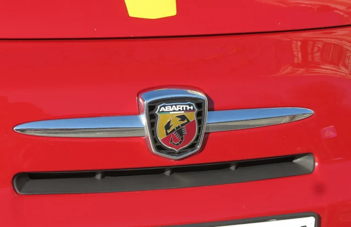Мініатюрний, але потужний: цікавий автомобіль Fiat з витратою палива 6 л на 100 км помітили в Києві