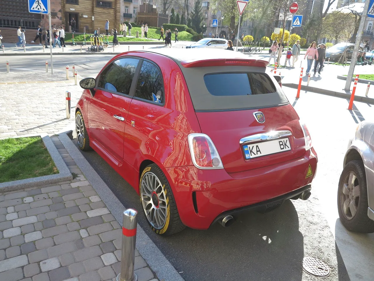 Мініатюрний, але потужний: цікавий автомобіль Fiat з витратою палива 6 л на 100 км помітили в Києві