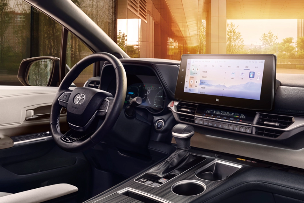 7 місць і повний привід: Toyota випускає новий мінівен Grevia з великою кількістю налаштувань