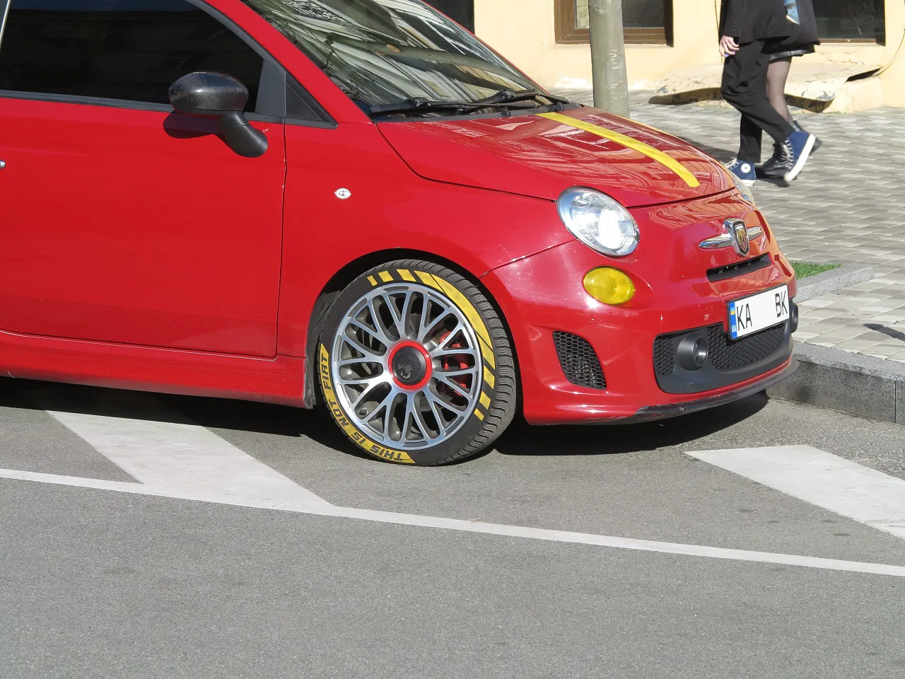 Мініатюрний, але потужний: цікавий автомобіль Fiat з витратою палива 6 л на 100 км помітили в Києві