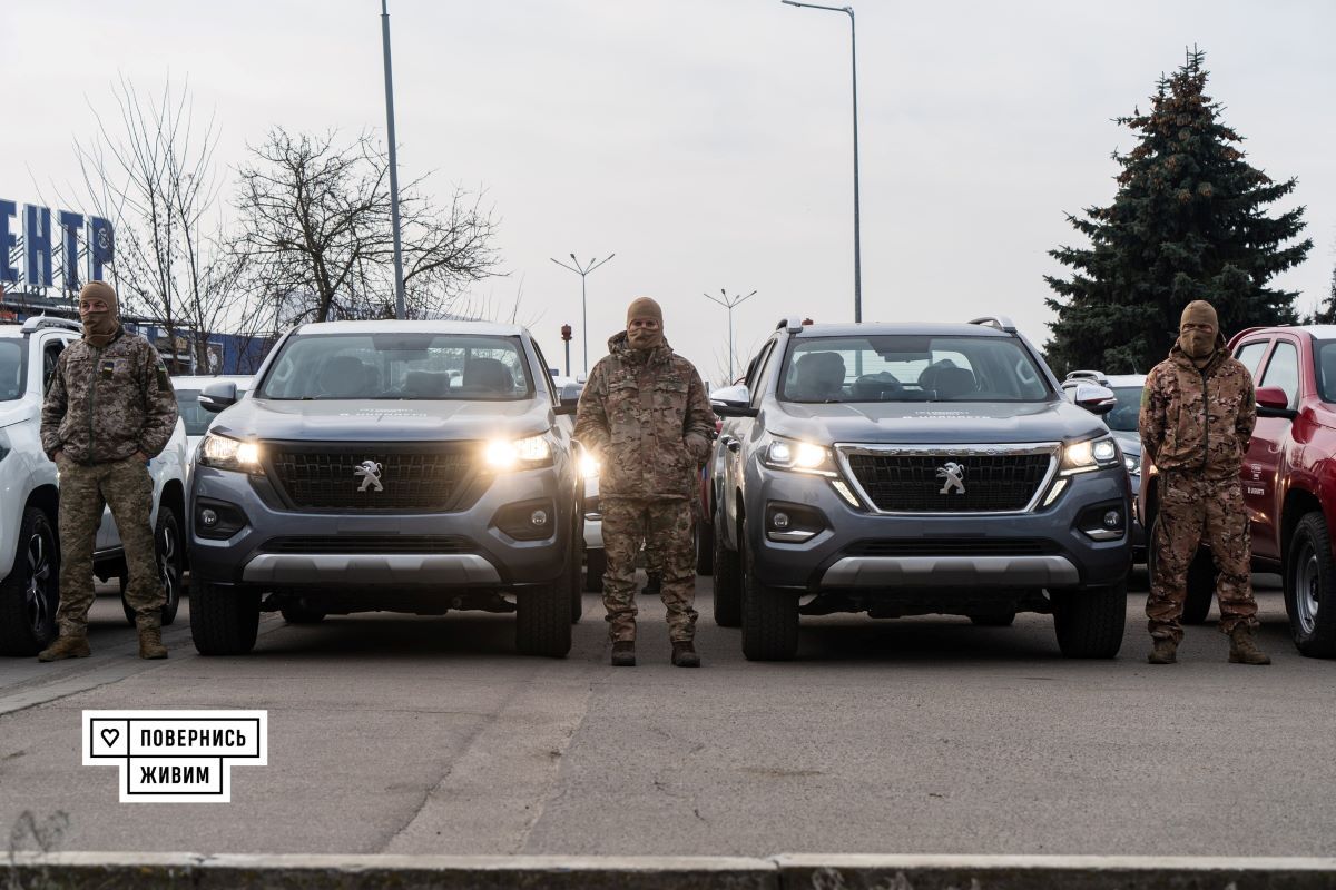 Нові пікапи Peugeot для зенітників: благодійний фонд знайшов автомобілі по дуже вигідній ціні