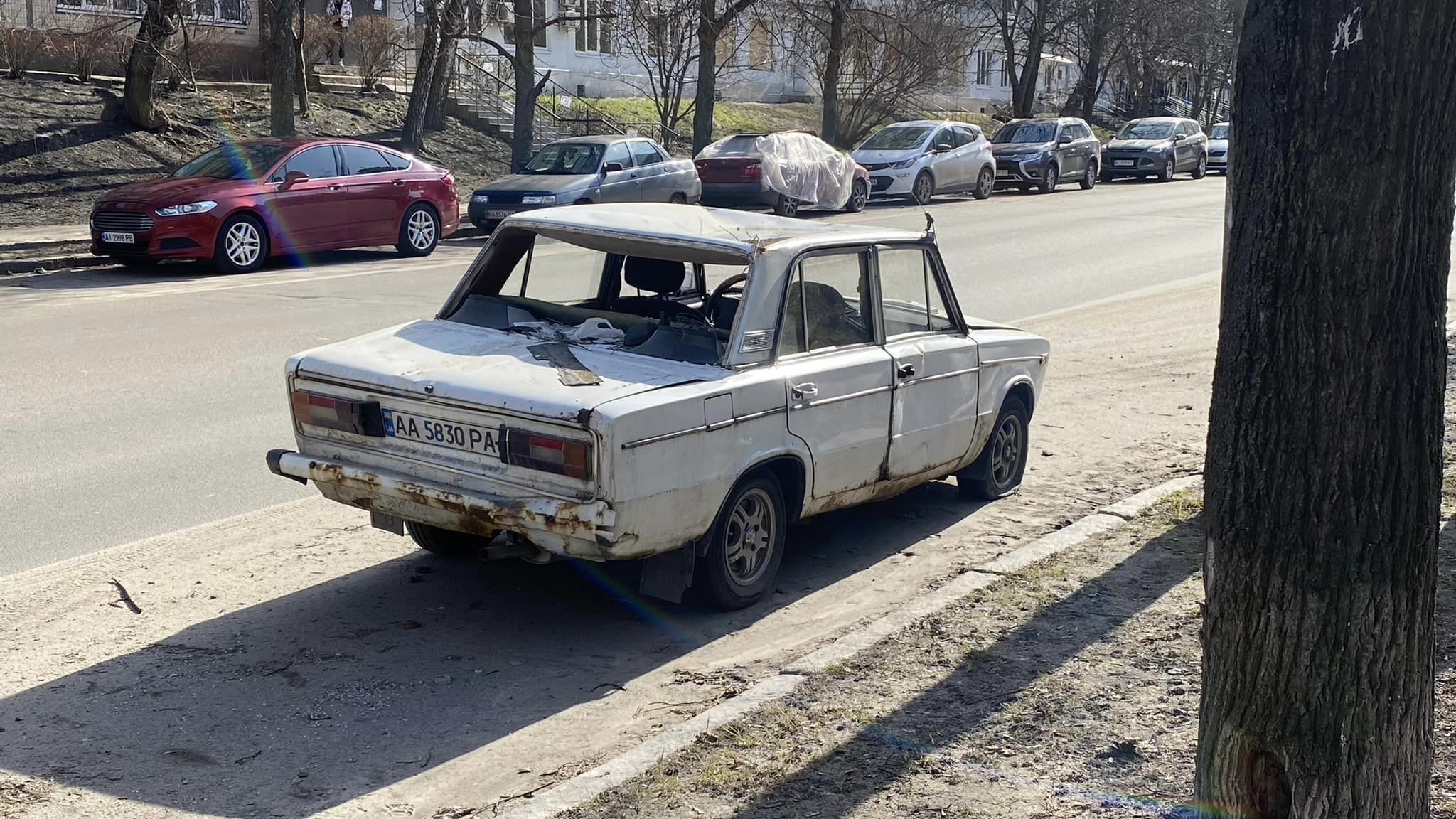 У Києві знайшли звалище раритетних машин  