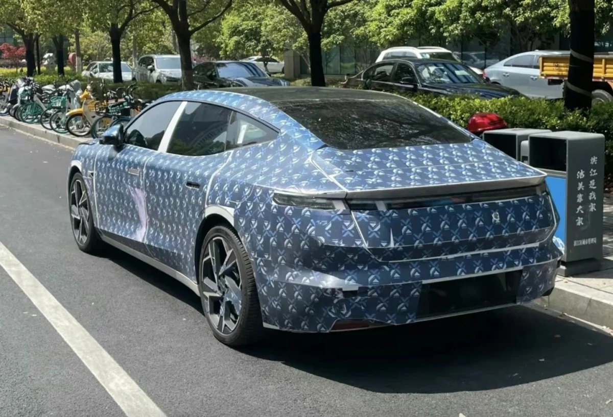 Пневматична підвіска, рух боком та автономне керування: Geely готує новий Zeekr Zero