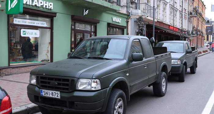 Обміняли книги на пікапи для зенітників: українці зібрали 460 000 грн на макулатурі