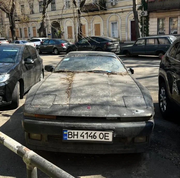 Покритий брудом та пилом раритет: в Одесі просто неба знайшли Toyota Supra 1986 року