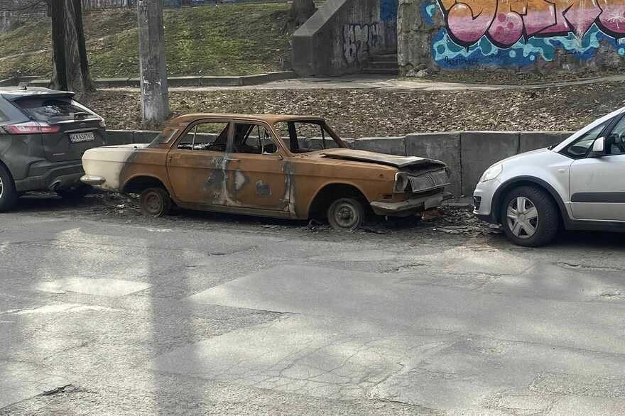 У Києві знайшли звалище раритетних машин  