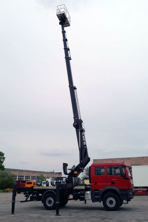 Перша в історії 29-метрова автовишка: для енергетиків зібрали унікальну спецтехніку