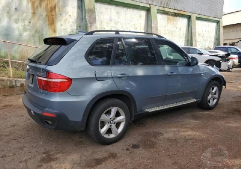 Перекупи плачуть від щастя: в США битий BMW X5 коштує 5$