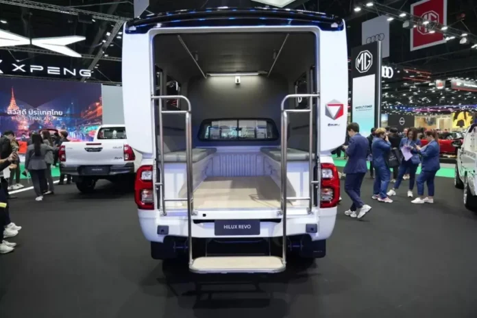 Представлено незвичайний Toyota Hilux, перероблений під громадський транспорт: де він з'явиться?