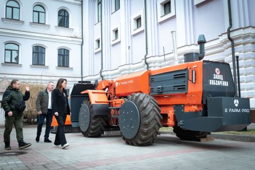 Така тільки в Україні: українські майстри створили унікальну машину для розміновування