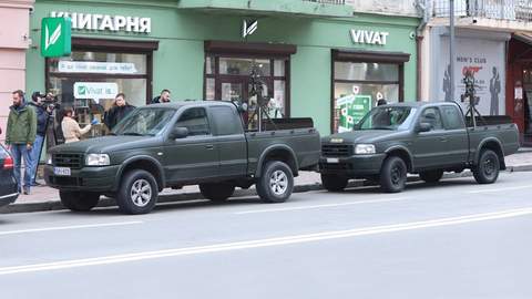 Обміняли книги на пікапи для зенітників: українці зібрали 460 000 грн на макулатурі