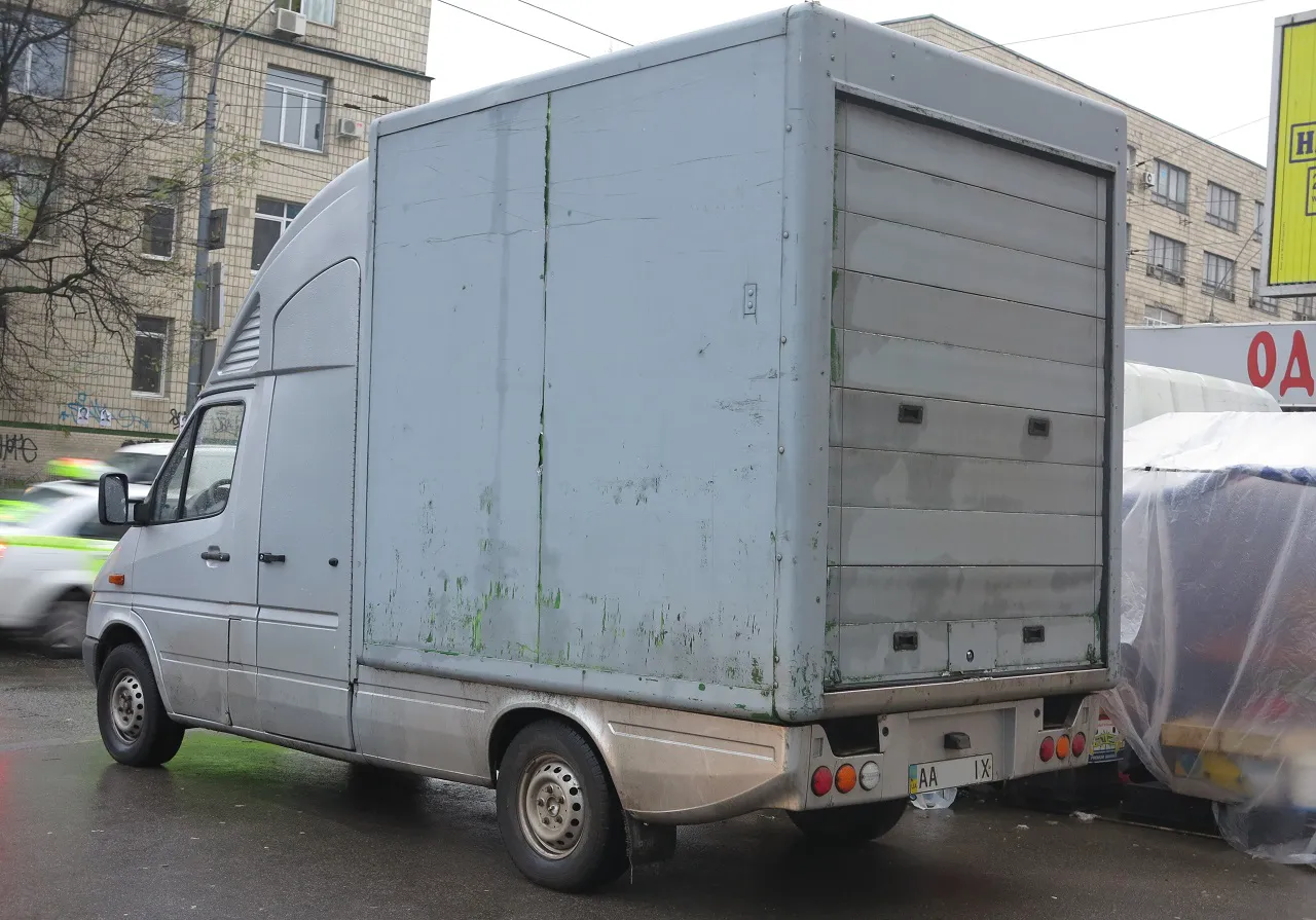 Такого Mercedes-Benz ще ніхто не бачив: в Києві помітили особливий Sprinter 