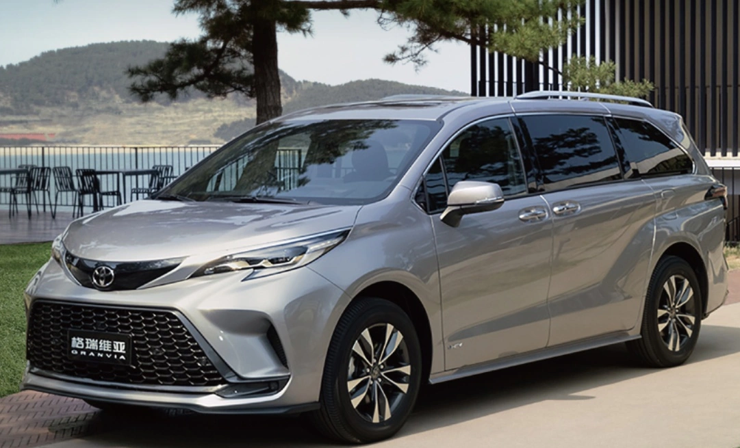 7 місць і повний привід: Toyota випускає новий мінівен Grevia з великою кількістю налаштувань