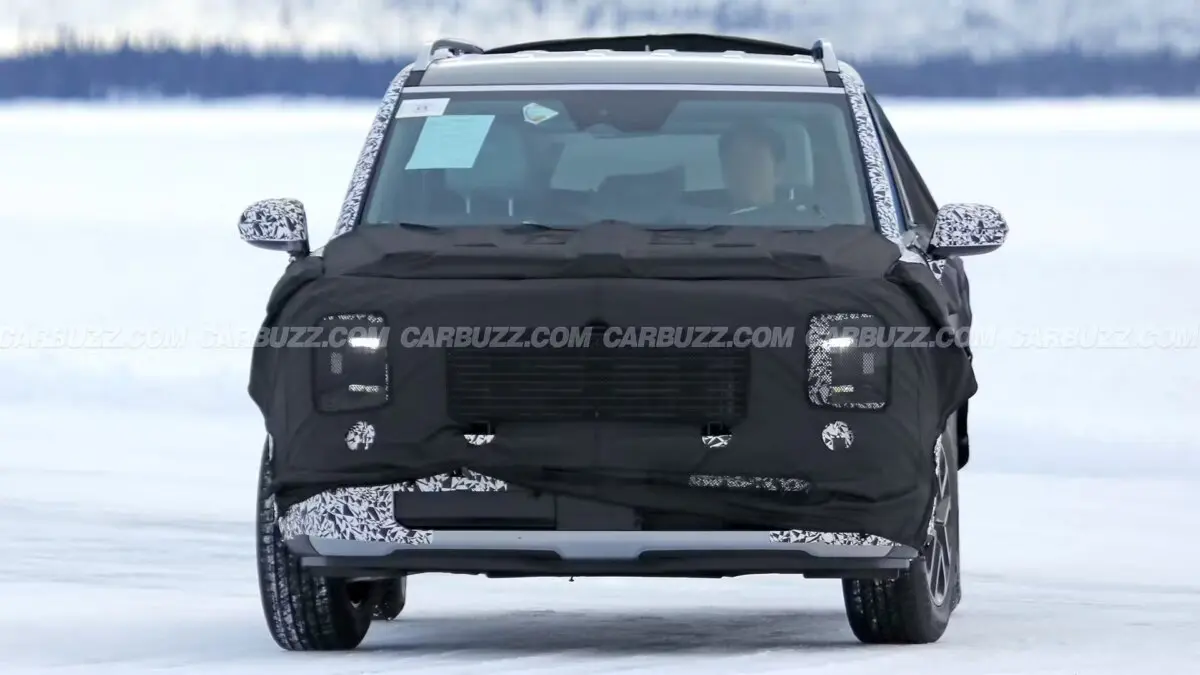 Корейська компанія продовжує тестувати прототип Hyundai Palisade 2025 року нового покоління. Як і раніше, кросовер укритий щільним камуфляжем, який заважає детально розглянути цю модель. Однак на останніх фотографіях все ж можна розгледіти деякі особливості, які будуть реалізовані в Palisade. Перш за все, він отримає більш квадратний кузов, ніж у попередника. Тобто Hyundai перенесе дизайн Santa Fe на Palisade (фото: carbuzz.com). Однак обидва автомобілі не будуть повними копіями один одного. Так, для Palisade підготують іншу головну оптику великого розміру. Кросовер збереже масивну радіаторну решітку, хоча її дизайн також зміниться. Більш помітні подібності між двома моделями простежуються в бічній частині кузова. Ззаду виробник розмістить вертикально орієнтовані ліхтарі. Раніше стало відомо, що Palisade після зміни поколінь отримає великий екран, що об'єднує цифрову приладову панель і мультимедійний тачскрін. При цьому корейська модель збереже фізичні клавіші та шайби. Про технічну частину майбутнього Palisade нічого невідомо. З чуток, кросовер вийде з гібридною установкою, заснованою на 2,5-літровому двигуні. Також автомобіль може отримати мотор на 3,5 літра з турбонаддувом. Корейська новинка, як очікується, дебютує не раніше 2025 року. Тобто показаний на фотографіях автомобіль може змінитися.