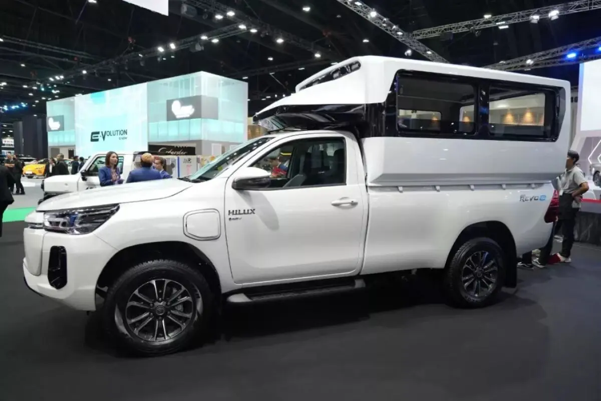 Представлено незвичайний Toyota Hilux, перероблений під громадський транспорт: де він з'явиться?
