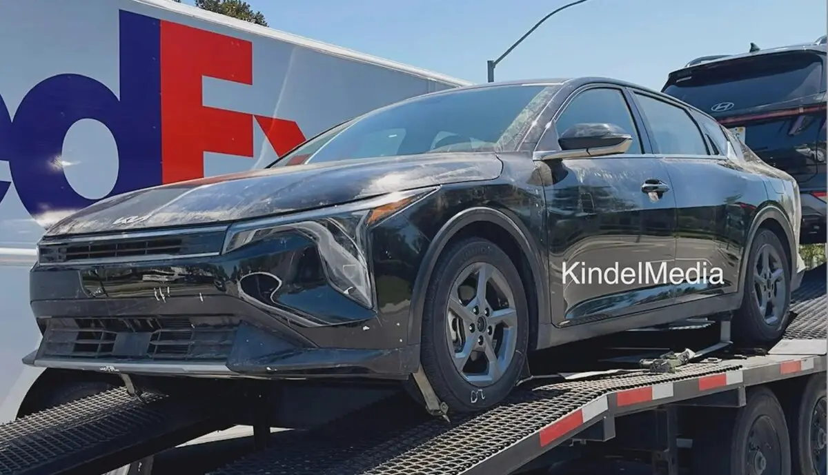 Так виглядає базовий Kia K4, який замінить Cerato: перша "жива" фотографія новинки