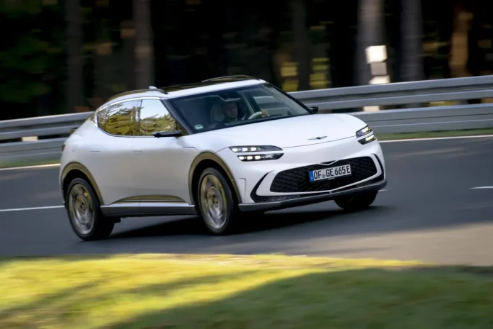Оновлений кросовер Genesis GV60 розкривається на перших фото: він отримає великий екран