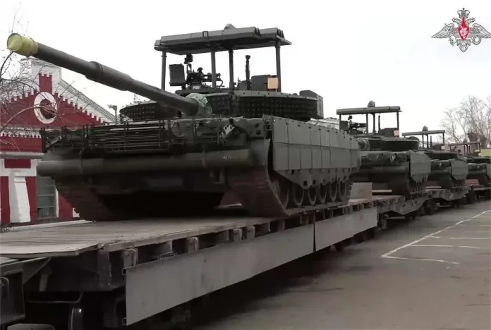 Російські танки Т-80БВМ на залізничних вагонах готові до передачі російській армії