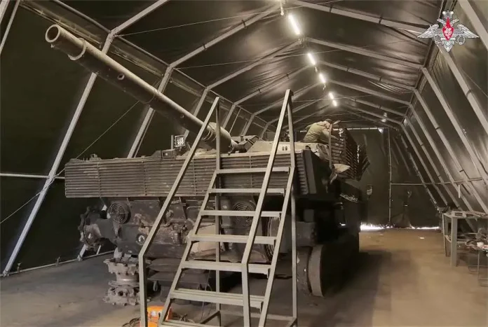 Російські військові інженери вивчають бойові можливості трофейного українського Leopard 2A6 німецького виробництва