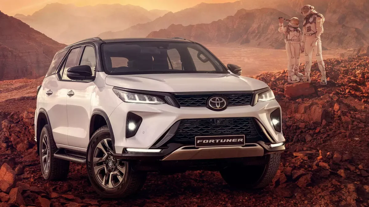 Оновлений позашляховик Toyota Fortuner вийшов із нестандартним двигуном і великим числом опцій