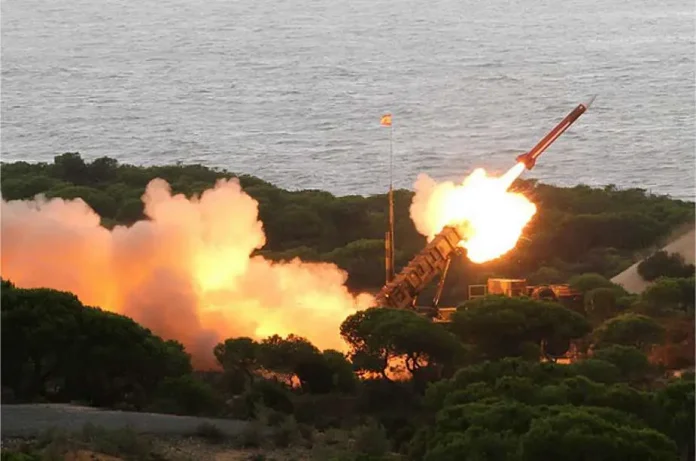 Іспанська армія наразі володіє трьома батареями MIM-104 Patriot, придбаними вживаними з Німеччини у 2004 та 2014 роках