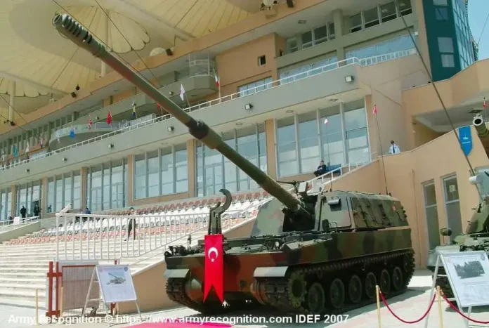 T-155 Firtina — це 155-мм самохідна гаубиця 52-го калібру, розроблена Туреччиною у співпраці з південнокорейськими оборонними компаніями