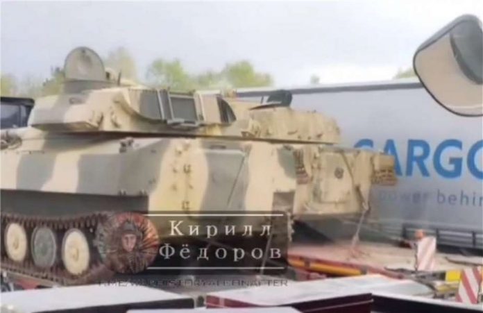 Приватні гаубиці 2С1 «Гвоздика» та 2С3 «Акаця», які раніше використовувалися армією Іраку під час війни в Перській затоці, нещодавно придбані для України та помічені в Німеччині
