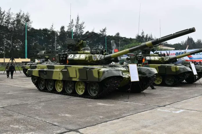 Танк Т-90С (ліворуч) і Т-90СК (праворуч) з в'єтнамської армії були показані під час оборонної виставки у В'єтнамі