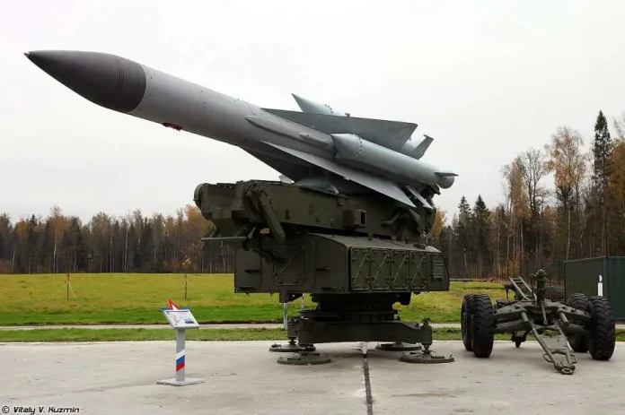 Ракетна пускова станція С-200 складається з однорейкової пускової установки