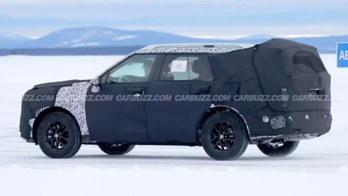 Корейська компанія продовжує тестувати прототип Hyundai Palisade 2025 року нового покоління. Як і раніше, кросовер укритий щільним камуфляжем, який заважає детально розглянути цю модель. Однак на останніх фотографіях все ж можна розгледіти деякі особливості, які будуть реалізовані в Palisade. Перш за все, він отримає більш квадратний кузов, ніж у попередника. Тобто Hyundai перенесе дизайн Santa Fe на Palisade (фото: carbuzz.com). Однак обидва автомобілі не будуть повними копіями один одного. Так, для Palisade підготують іншу головну оптику великого розміру. Кросовер збереже масивну радіаторну решітку, хоча її дизайн також зміниться. Більш помітні подібності між двома моделями простежуються в бічній частині кузова. Ззаду виробник розмістить вертикально орієнтовані ліхтарі. Раніше стало відомо, що Palisade після зміни поколінь отримає великий екран, що об'єднує цифрову приладову панель і мультимедійний тачскрін. При цьому корейська модель збереже фізичні клавіші та шайби. Про технічну частину майбутнього Palisade нічого невідомо. З чуток, кросовер вийде з гібридною установкою, заснованою на 2,5-літровому двигуні. Також автомобіль може отримати мотор на 3,5 літра з турбонаддувом. Корейська новинка, як очікується, дебютує не раніше 2025 року. Тобто показаний на фотографіях автомобіль може змінитися.